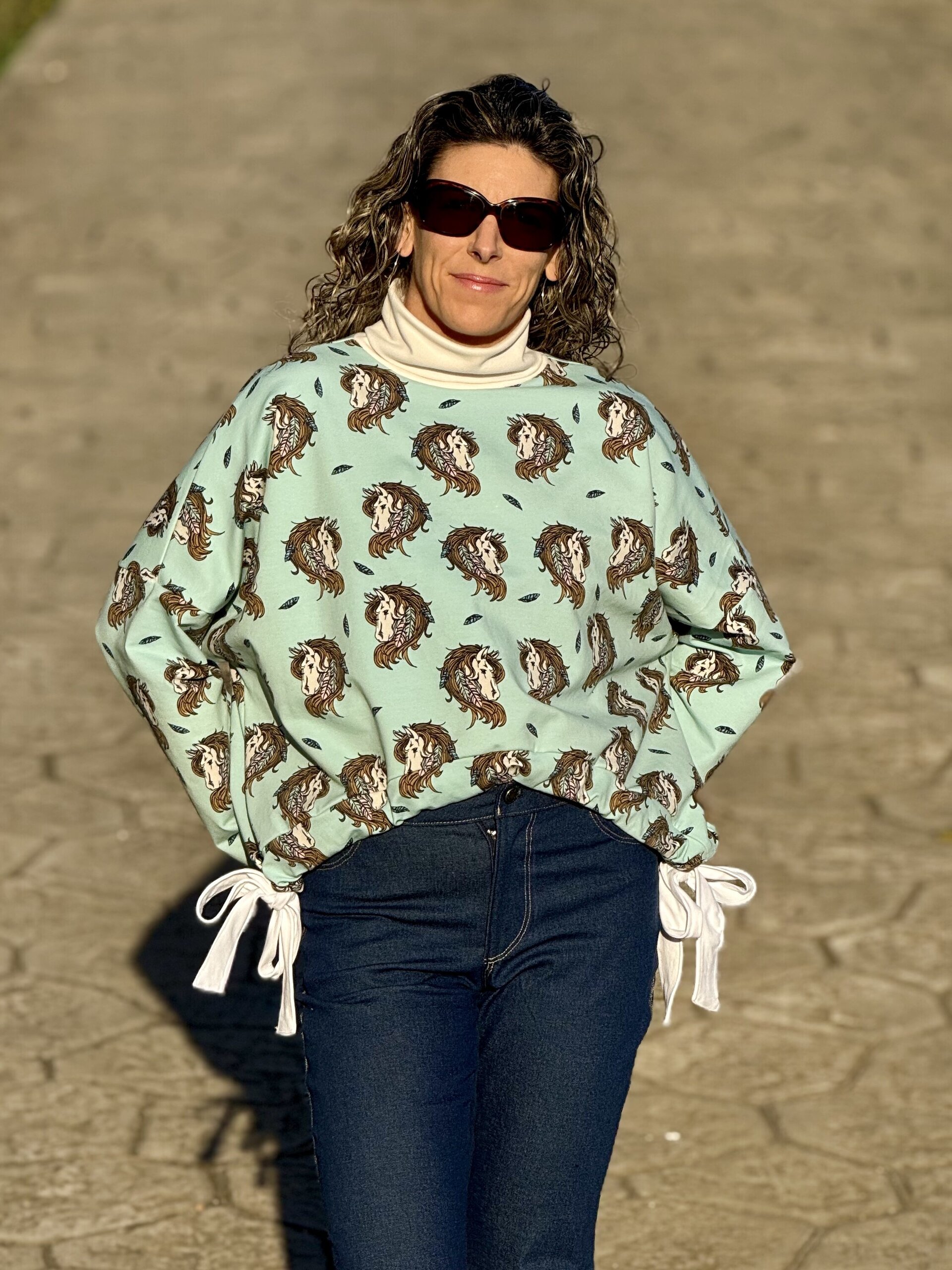 Sudadera dolman "low-high" anudada - caballos - 5