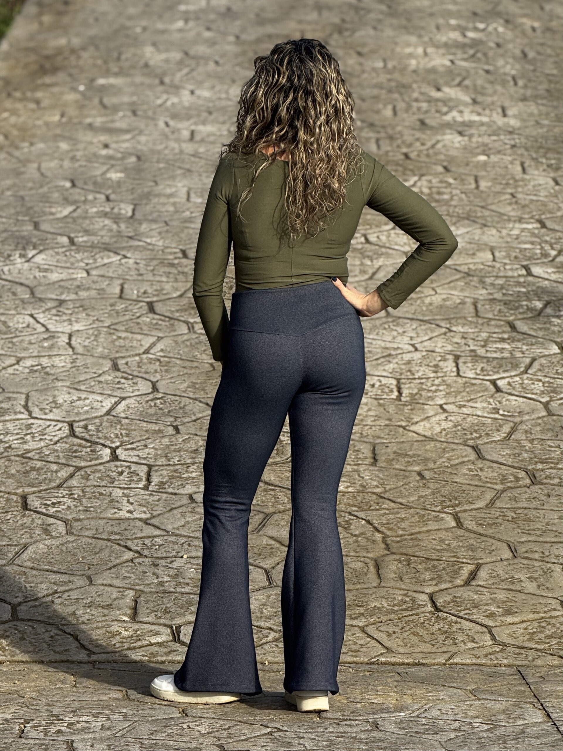 Pantalón Acampanado - Cinturilla cruzada triangular - sudadera afelpada denim - 2