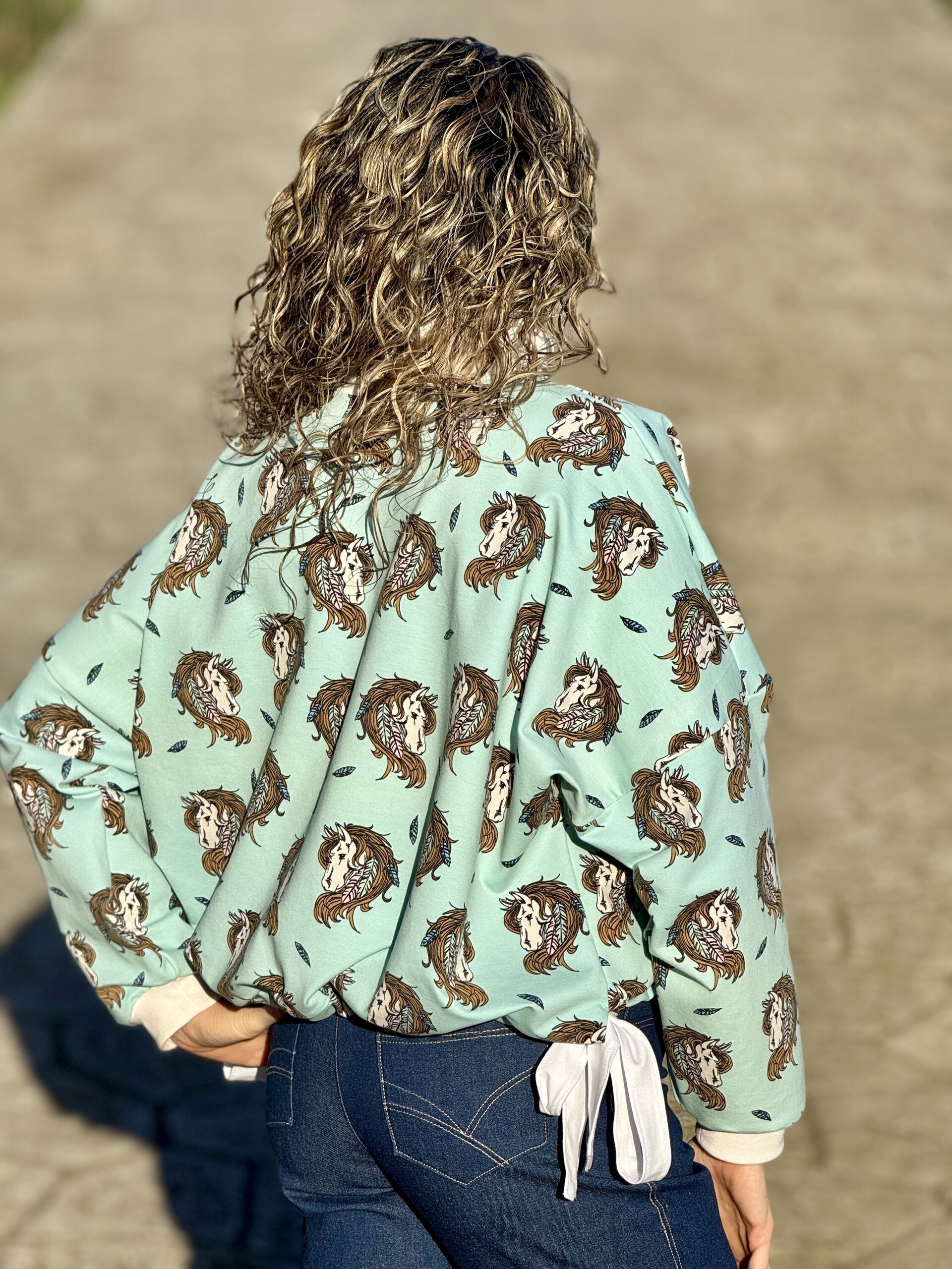 Sudadera dolman "low-high" anudada - caballos - 6