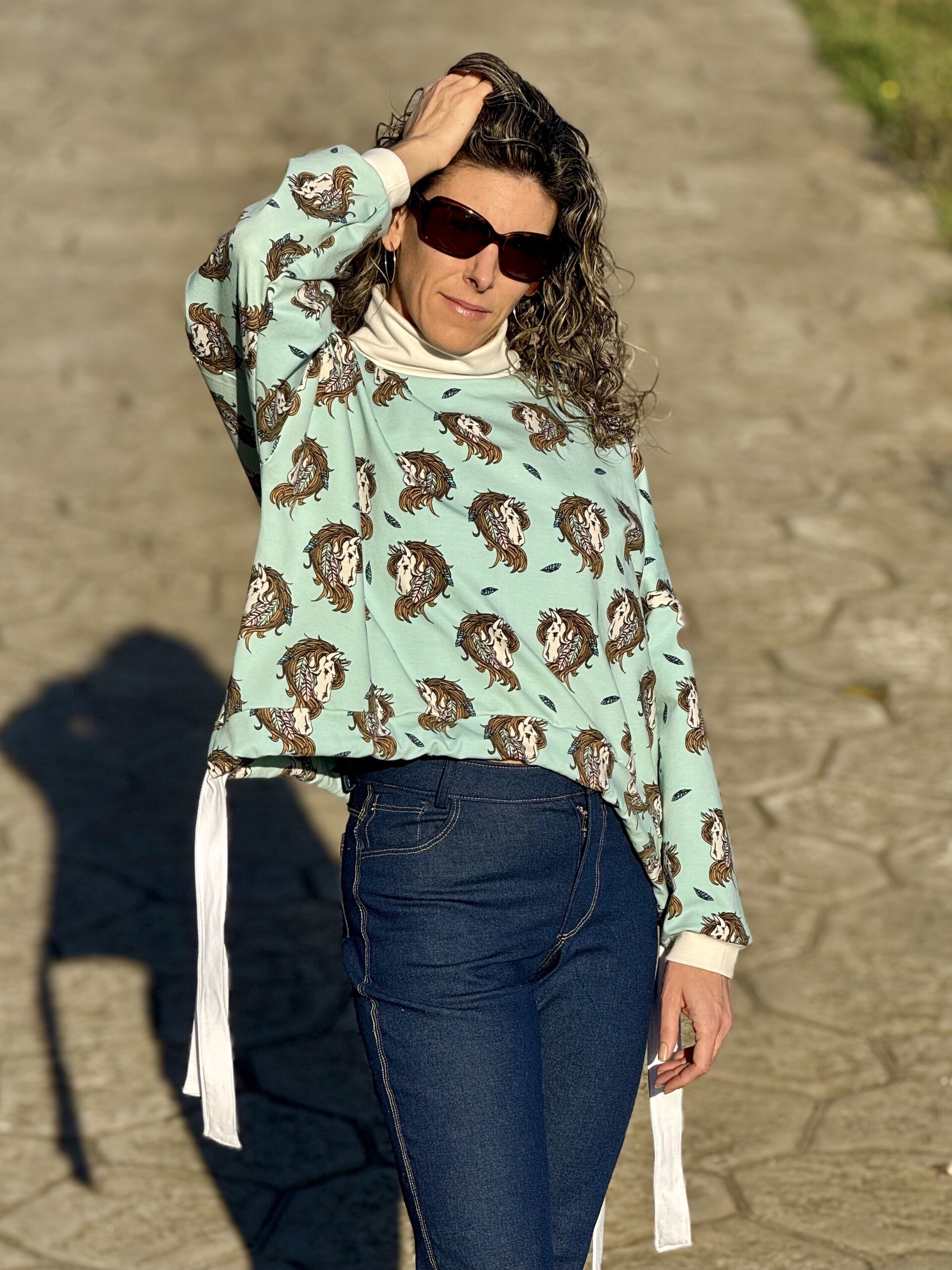 Sudadera dolman "low-high" anudada - caballos - 3