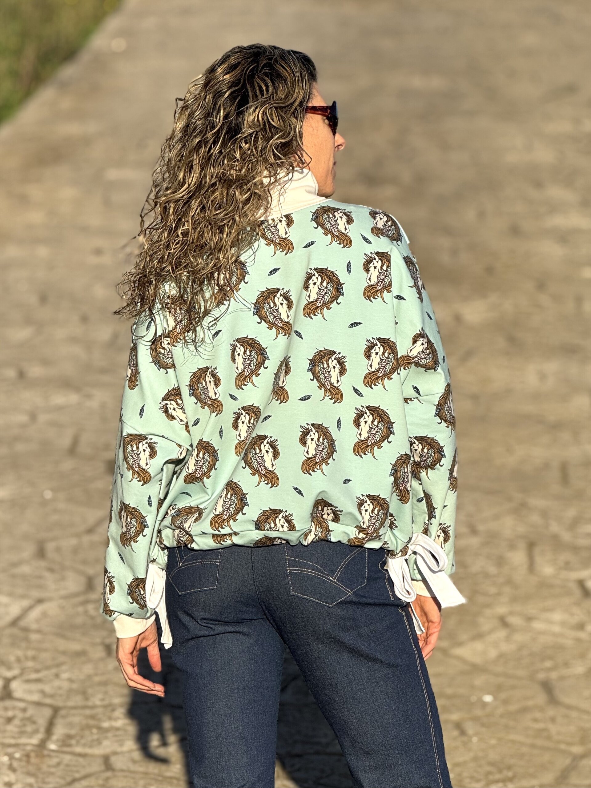 Sudadera dolman "low-high" anudada - caballos - 9
