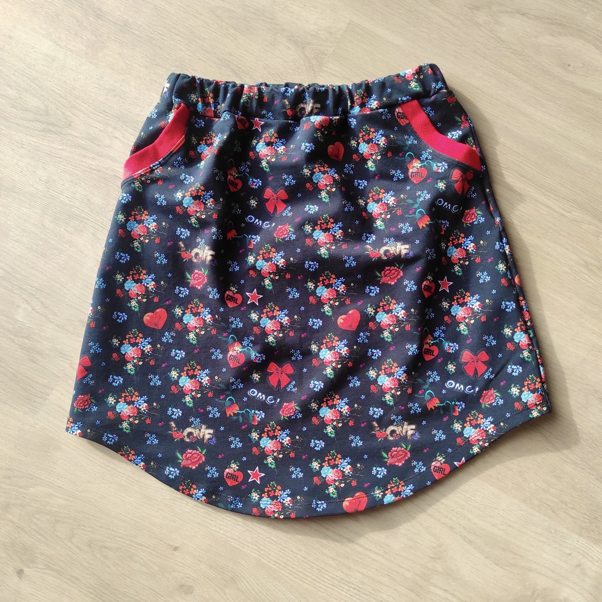 Falda infantil - bajo curvado - Corazones y Rosas - 2